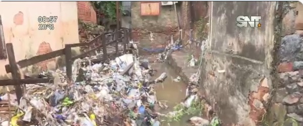 Desprendimiento de tierra en la Chacarita: un muerto y dos niños desaparecidos - ADN Digital