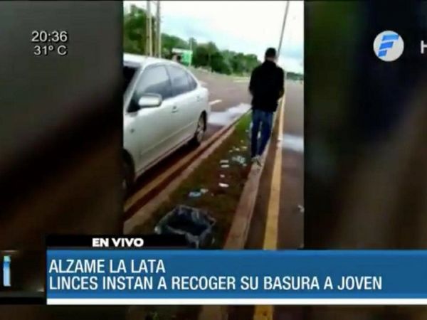 Un joven, obligado a recoger su basura por agentes del Grupo Lince