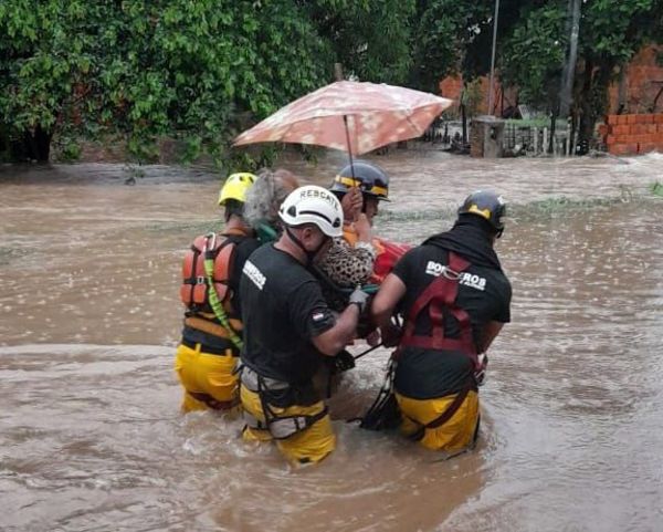 Raudales se llevaron por delante vehículos, casas y puentes durante temporal - Nacionales - ABC Color