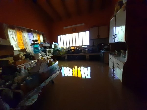 Desborde de arroyo deja varias casas inundadas en Limpio