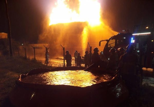 Presidente de Petropar aclara que no hay peligro que otros tanques se incendien | Noticias Paraguay