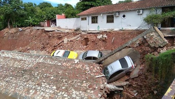Raudales arrasaron con vehículos, casas y puentes durante temporal