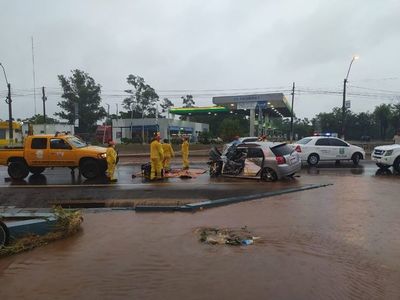 Un policía muere tras perder el control de su auto a causa del raudal en Capiatá - Nacionales - ABC Color