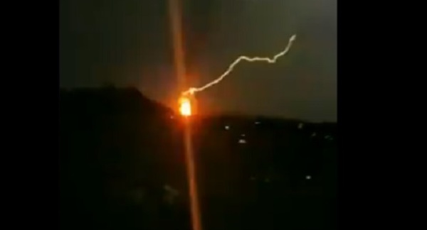 Comparten video de rayo que inició incendio en Petropar