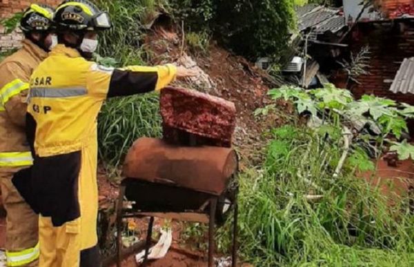 Rescatan los cuerpos de 2 niños que quedaron sepultados tras deslizamiento de su vivienda