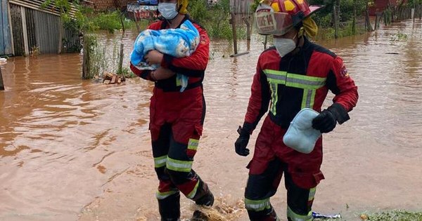La Nación / Capiatá: rescatan a dos recién nacidos de sus viviendas tras quedar bajo agua