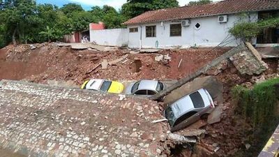 Raudales arrasaron con vehículos, casas y puentes durante temporal