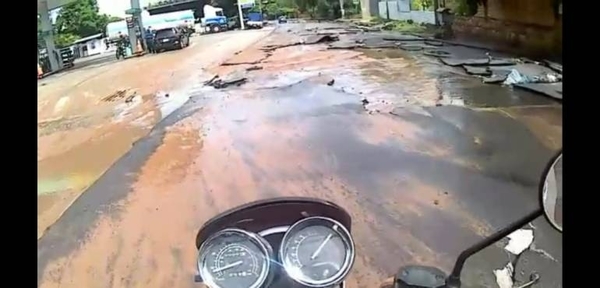 HOY / Avenida Nanawa queda minada de cráteres tras fuerte temporal