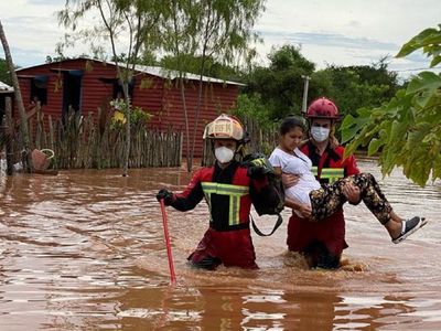 Torrencial lluvia causa estragos en Capiatá y pone al límite a bomberos