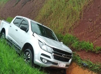 Accidente con suerte: a causa de raudal terminó en cuneta - ABC en el Este - ABC Color