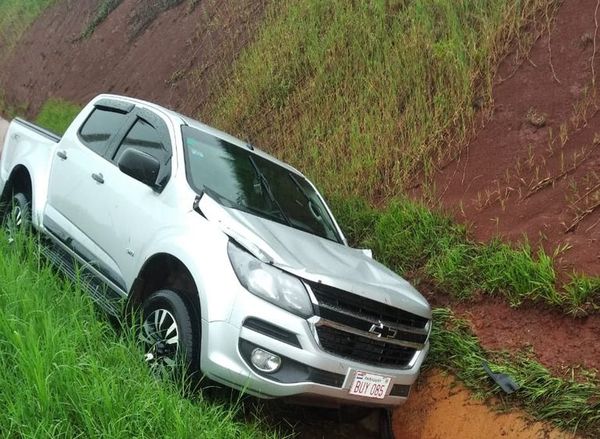 Accidente con suerte: a causa de raudal terminó en cuneta - ABC en el Este - ABC Color