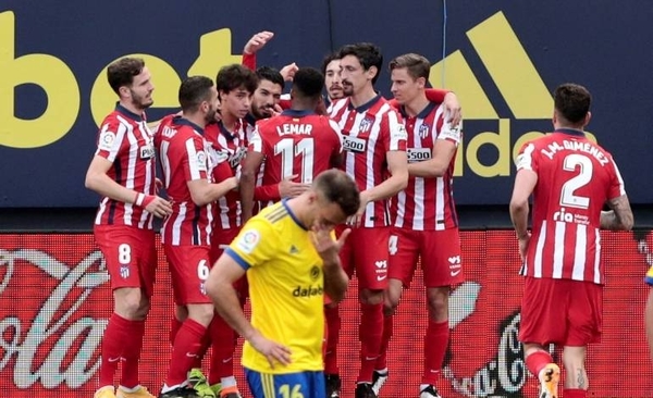 HOY / Atlético de Madrid pone rumbo hacia el título en España
