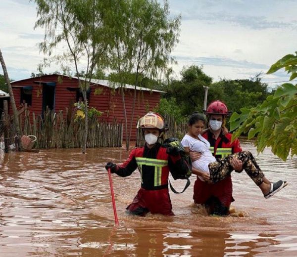 Torrencial lluvia causa estragos en Capiatá y pone al límite a los bomberos