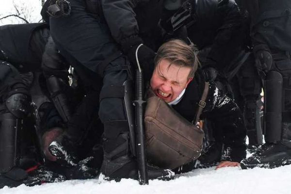 Policía rusa detiene a más de 4.400 personas en manifestaciones pro-Navalni