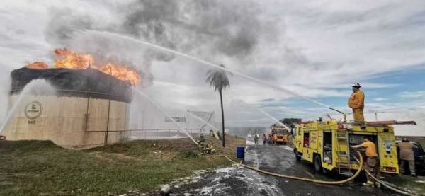 Bomberos prevén plan de escape e incendio podría durar hasta mañana