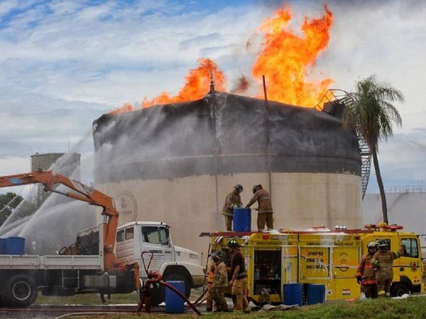 Casi 20 horas de intenso trabajo de bomberos por incendio en Petropar