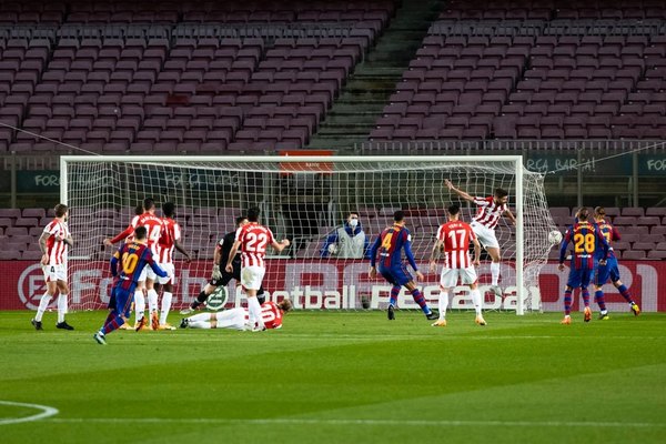 Messi anota un golazo de tiro libre en la victoria del Barcelona