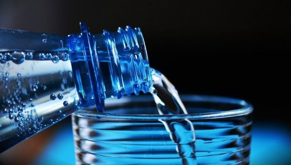 Empresas embotelladoras de agua registraron aumento en la demanda (y pretenden incrementar su capacidad de producción)