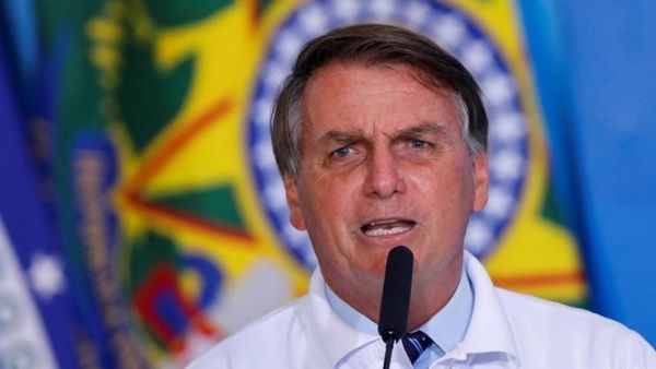 Bolsonaro dice que no es su competencia llevar el oxígeno a Amazonas