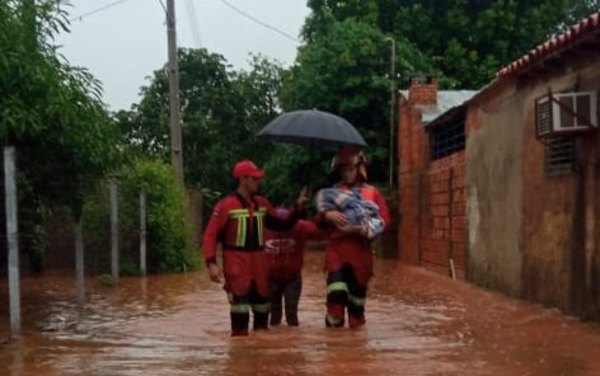 Crónica / (VIDEO) Recién nacido y otros menores, rescatados de entre las aguas