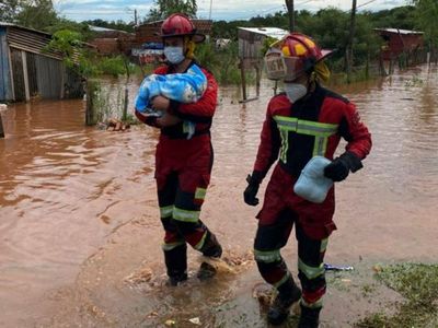 Siete fallecidos, derrumbes    y familias    bajo agua dejó   temporal