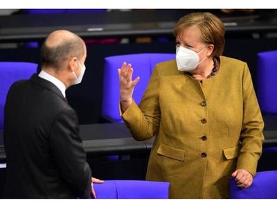 Merkel convoca a las farmacéuticas por crisis con  vacunas