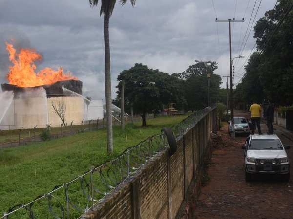 Rayo desnuda el riesgo latente de tanques de Petropar para el barrio