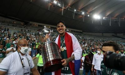 La emoción de mamá de Gustavo Gómez: “se escondía para jugar, le decía que deje de joder porque somos una familia humilde”