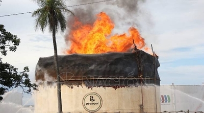 HOY / Sigue quema controlada en Petropar: se teme que estructura colapse