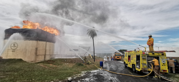 Temen que estructura del tanque de Petropar colapse. Bomberos siguen trabajando en el lugar