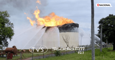 Sigue quema controlada en Petropar: se teme que estructura colapse