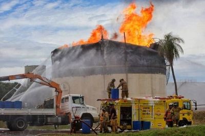 Temen que estructura del tanque de Petropar colapse. Bomberos siguen trabajando en el lugar