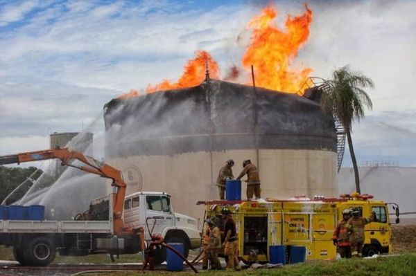 Temen que estructura del tanque de Petropar colapse. Bomberos siguen trabajando en el lugar