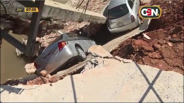 Arroyo Ferreira: Cedió muro de contención y arrastró varios vehículos - C9N