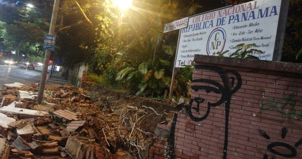 La Nación / Parte de la muralla del Colegio República de Panamá se derrumbó tras el temporal