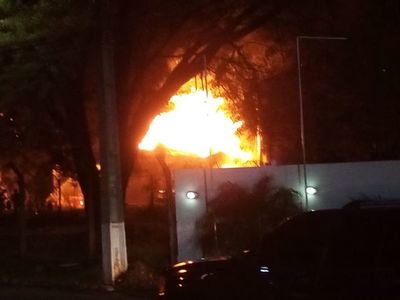 Petropar: Enfriamiento de tanque incendiado durará como mínimo 12 horas y riesgo en zona se redujo, según Bomberos Voluntarios - A La Gran 7-30 - ABC Color