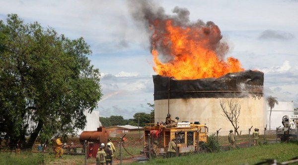 Bomberos continúan trabajando en planta de Petropar en tanto, temen derrumbe de estructura del tanque siniestrado