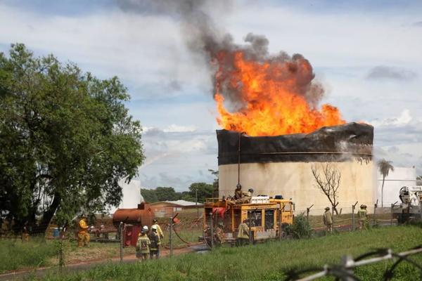 Incendio en Petropar,Villa Elisa – Prensa 5