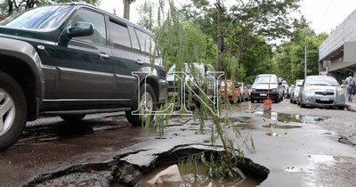 La Nación / Asunción intransitable por semáforos apagados y calles rotas tras temporal
