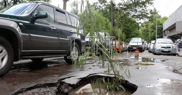 La Nación / Asunción intransitable por semáforos apagados y calles rotas tras temporal