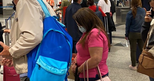 La Nación / Aglomeración en el aeropuerto: “Parecíamos un montón de vacas apiñadas”