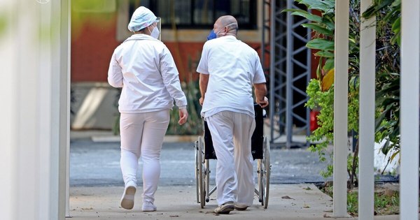 La Nación / Familias de pacientes con COVID-19 gastan hasta G. 42 millones por falta de insumos