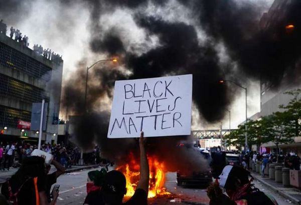 Indignación en EEUU por un vídeo donde policías maltratan a una niña negra
