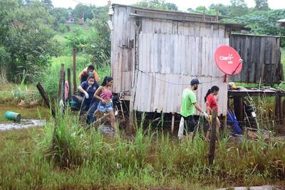 Familias afectadas por inundaciones reciben asistencia municipal