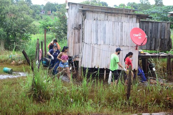 Familias afectadas por inundaciones reciben asistencia municipal