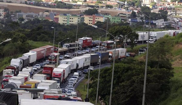Huelga de camioneros en Brasil afectará flujo comercial con Paraguay | OnLivePy