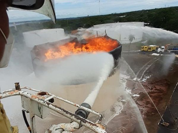 Bomberos "atacan con todo" y logran extinguir las llamas del tanque de Petropar