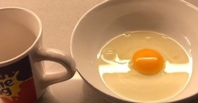 El increíble truco para separar la clara y yema de los huevos con un diente de ajo que la rompe en la web - C9N