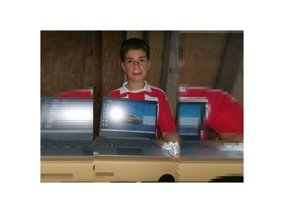 Regalan notebook a adolescente que vende cosas dulces