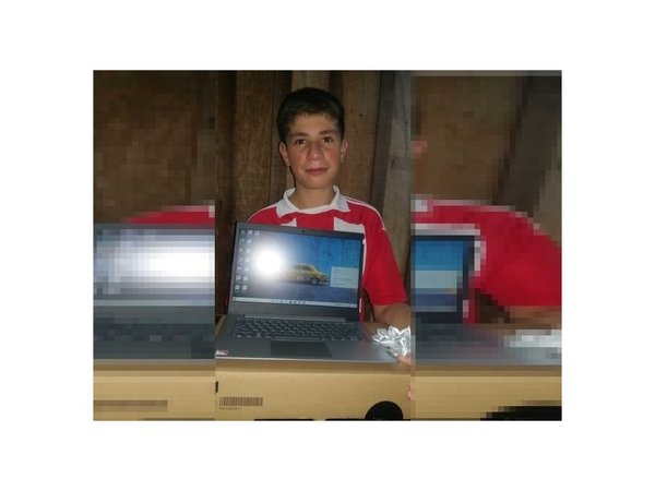 Regalan notebook a adolescente que vende cosas dulces